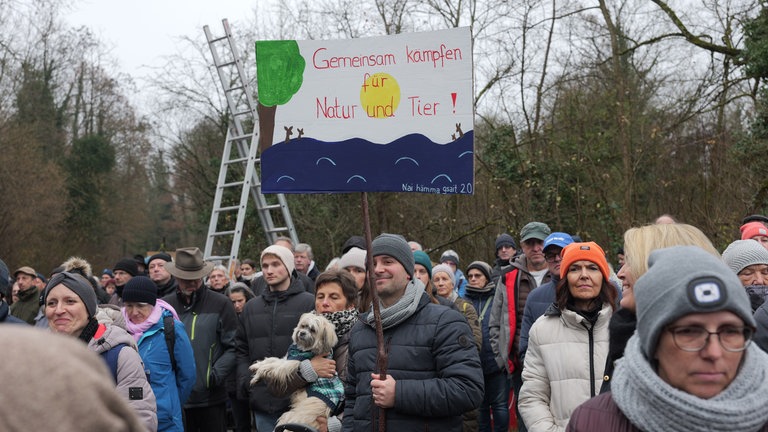 Etwa 2000 Menschen demonstrieren gegen geplanten Polder bei Whyl und Weisweil