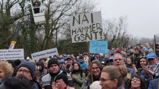 Etwa 2000 Menschen demonstrieren gegen geplanten Polder bei Whyl und Weisweil