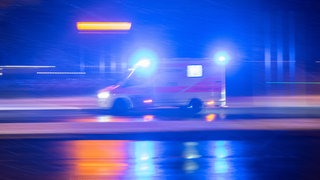 Ein Krankenwagen ist mit Blaulicht im Einsatz. Im Kreis Emmendingen ist ein 24-Jähriger mit dem Auto in einen Fluss gerutscht und ertrunken.