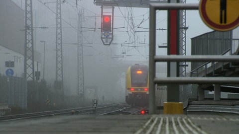 Eine Regionalbahn fährt vom Bahnhof in Emmendingen ab.