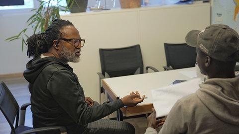 Sozialarbeiter Nelson Momoh in der Sprechstunde von CaPoA