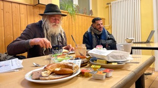 In der sogenannten Pflasterstub der Caritas können Menschen bis 10:30 Uhr ein kostenloses Frühstück bekommen.