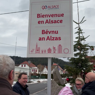 Willkommensschild in zwei Sprachen am Eingang der Gemeinde Saales im Elsass