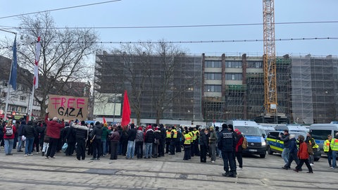 Demonstrierende stehen am Platz der Alten Synagoge in Freiburg. Auf einem Schild ist "Free Gaza" zu lesen. 