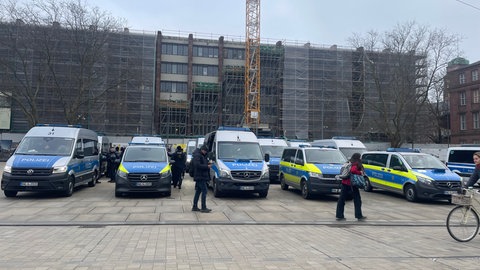 Zahlreiche Mannschaftswagen der Polizei auf dem Platz der Alten Synagoge