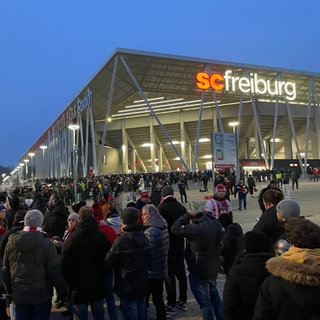 Tausende SC-Fans drängen sich vor den Einlasstoren des Europa-Park-Stadions