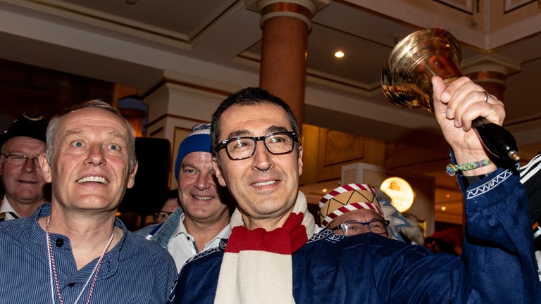 Cem Özdemirm läutet die Goldene Narrenschelle gemeinsam mit Christian Streich im Jahr 2019.