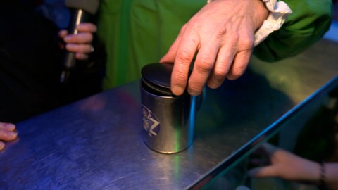Ein Alubecher mit einem schwarzen Plastikdeckel zum Schutz vor K.-o.-Tropfen.