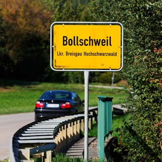 Das Ortsschild von Bollschweil im Landkreis Breisgau-Hochschwarzwald. Nach dem Tötungsdelikt an einem Mädchen in Bollschweil, hat die Staatsanwaltschaft Freiburg ein Sicherungsverfahren gegen den Vater beantragt. 