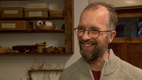Marco Kimmig ist Fachlehrer und gibt in seiner Freizeit Flechtkurse in der Strohmanufactur Schonach.