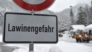 Ein Schild mit der Aufschrift "Lawinengefahr".