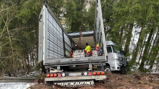 Ein Lastwagen mit 24 Tonnen Oliven an Bord ist am Donnerstagmorgen einen Hang auf der B31 heruntergerutscht.