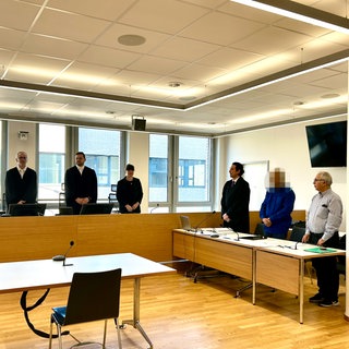 Ein 47-jähriger Angeklagter in einem Saal am Landgericht Freiburg. Ihm wird im Fall eines mutmaßlichen Femizids Totschlag vorgeworfen.