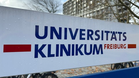 Ein Schild mit der Aufschrift: Universitätsklinikum Freiburg.
