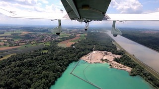 Luftaufnahme des Baggersees in Rheinau-Diersheim aus einem Kleinflugzeug heraus.