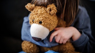 Fälle von Kindeswohlgefährdung nehmen zu - das Jugendamt des Kreises Breisgau-Hochschwarzwald will bedrohten Kindern mithilfe von KI schneller helfen 