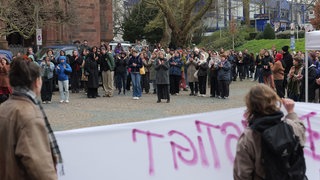 Rund 300 Menschen demonstrieren vor der Uni - inzwischen haben sich weitere von den heimlichen Videos betroffene Frauen bei der Polizei gemeldet