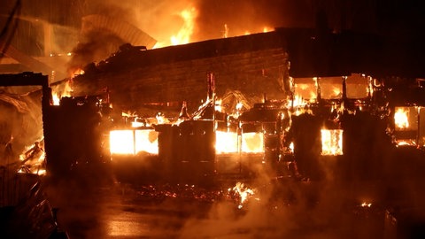 Das Gebäude der Schonacher Schreinerei steht komplett in Flammen. 