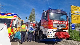 Einsatzkräfte bei der B415 in Lahr. Bei einem Unfall sind zwei Fußgänger tödlich verletzt worden. 