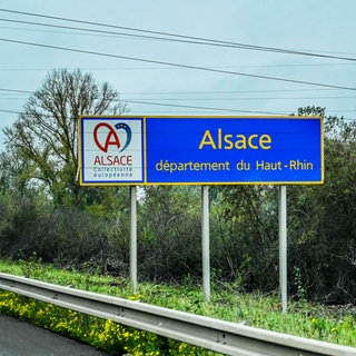 Ein Schild mit Elsass-Aufschrift auf einer Autobahn.