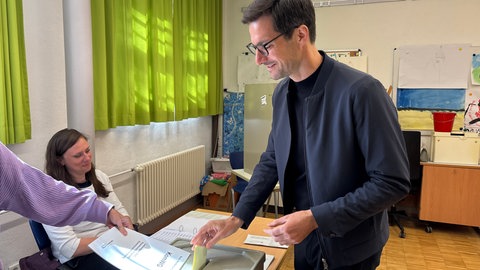 OB-Kandidat und Noch-Amtsinhaber Martin Horn gibt seine Stimme im Wahllokal ab