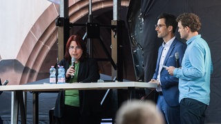 OB-Kandidatin Monika Stein nach ihrer Wahlniederlage auf der Bühne am Freiburger Rathausplatz