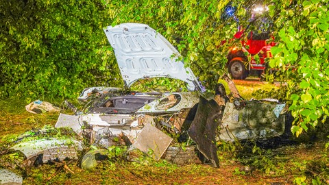 Durch einen Crash mit einem anderen Wagen wird ein Porsche-Sportwagen völlig zerstört und landet in einer Böschung. Bei dem Unfall sterben zwei Menschen. 