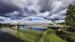Die Rheinbrücke zwischen Kehl und Straßburg. Eine grenzüberschreitende Untersuchung zeigt die flächendeckende Belastung des Grundwassers im Oberrheingraben mit Mikroschadstoffen.