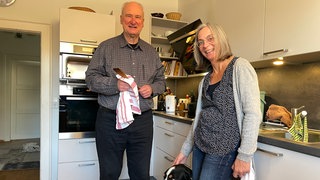 Leben seit fast 30 Jahren zusammen: Pfarrhaushälterin Elisabeth Ruck und Pfarrer Friedbert Böser. Sie haben einen gemeinsamen Hund namens Toni.