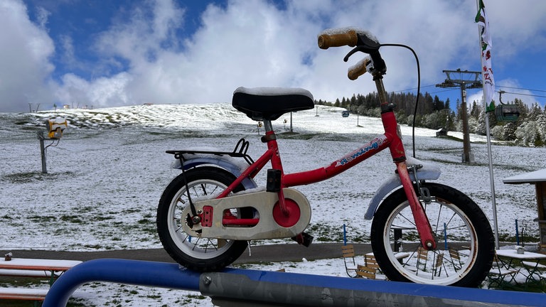 Schnee auf einem Berggipfel. Auf dem Feldberg hat es im Mai noch geschneit.