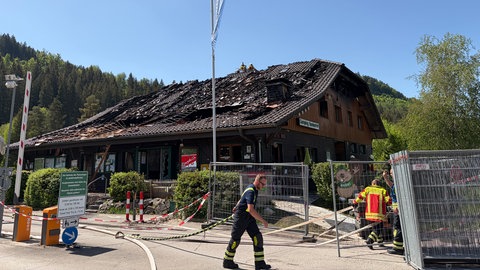 Einsatzkräfte der Feuerwehr vor einem abgebrannten Gebäude. Der Campingplatz in Hinterzarten hat am Pfingstwochenende gebrannt.