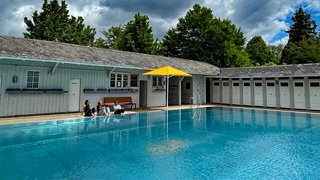 Stammgäste im einzigen Damenbad in Deutschland, dem Freiburger Lorettobad, freuen sich auf die Saison 2026