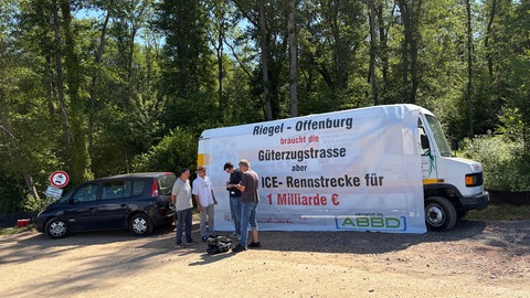 Beim Spatenstich wurde unteranderem ein Zeichen von der IG Bohr gesetzt. Die IG Bohr ist ein Zusammenschluss von Bürgerinitiativen, die gegen den Bau der Neubaustrecke der Rheintalbahn protestieren. 