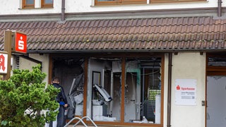 Eine Bankfiliale ist nach der Sprengung eines Geldautomaten schwer beschädigt.