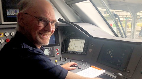 Eckart Hangg Azubi bei der Südestdeutschen-Landesverskehrs-GmbH, sitzt im Führerstand eines Zuges vom Typ Mireo Plus B.