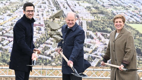 Martin Horn und der damalige Bundeskanzler Scholz machen 2024 den ersten Spatenstich für den neuen Stadtteil Dietenbach. 
