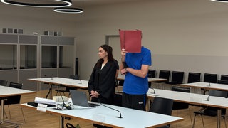 Am Landgericht Freiburg wird seit Mittwoch (01.07) das Verfahren gegen den 58-jährigen Vater neu verhandelt. Er soll im Oktober 2025 seine Tochter getötet haben. 