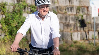 Bundespräsident Frank-Walter Steinmeier ist von Lörrach aus rund vier Kilometer bis in die Schweiz geradelt.