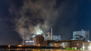 Ein Großbrand ist in der Nacht auf Freitag auf dem Gelände der Papierfabrik Koehler ausgebrochen.