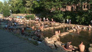Die Dreisam in Freiburg ist ein beliebter Badeort an heißen Sommertagen.