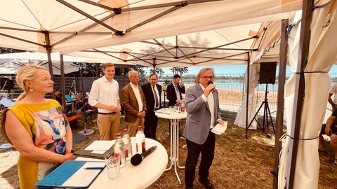 Baden-Württembergs Umweltministerin Thekla Walker (Grüne) und Freiburgs Regierungspräsident Carsten Gabbert (Grüne) bei der Einweihung des Hochwasserrückhalteraums Elzmündung