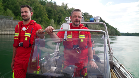Jan Laleike (links) und Felix Ihringer von der DLRG Rheinfelden. Mehrmals die Woche werden sie derzeit in der Grenzregion am Hochrhein zu Einsätzen gerufen.