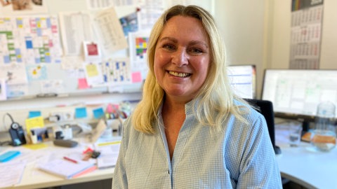 Schulsekretärin Simone Steiert in ihrem Büro in der Karlschule Freiburg.