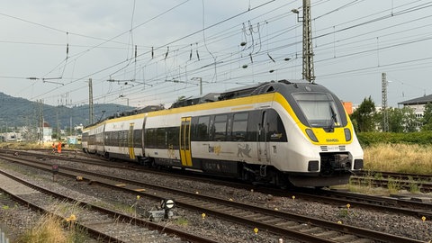 Ein weiß-gelber Zug - in der Nähe des Freiburger Hauptbahnhofs bei einer Rangierfahrt eines SWEG-Zuges der Triebkopf aus dem Gleisen gesprungen
