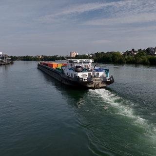 Niedrigwasserstände wirken sich auf Schifffahrt aus - in den Häfen im Dreiländereck können Schiffe nicht mehr voll beladen werden