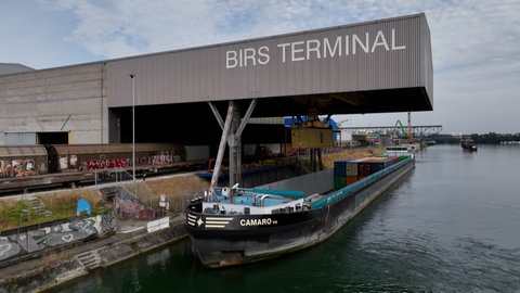 Niedrigwasserstände wirken sich auf Schifffahrt aus - in den Häfen im Dreiländereck können Schiffe nicht mehr voll beladen werden