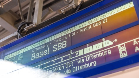 Symbolbild: Eine Anzeigetafel am Bahnhof von Baden-Baden weist auf Schienenersatzverkehr (SEV) der Rheintalbahn hin.