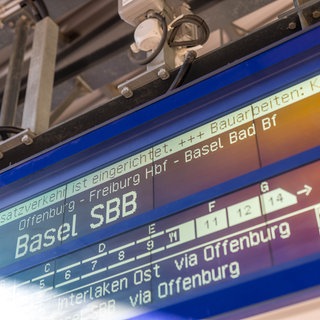Symbolbild: Eine Anzeigetafel am Bahnhof von Baden-Baden weist auf Schienenersatzverkehr (SEV) der Rheintalbahn hin.