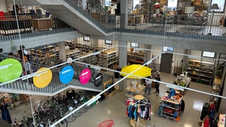 Blick in das neue Gebrauchtwarenkaufhaus in Freiburg