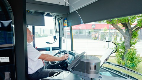 Ein Busfahrer steuert einen Bus der Südwestdeutschen Landesverkehrs-GmbH.